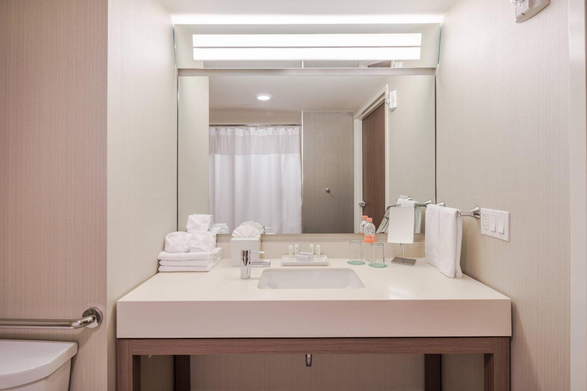 Courtyard By Marriott Chihuahua Hotel Ngoại thất bức ảnh